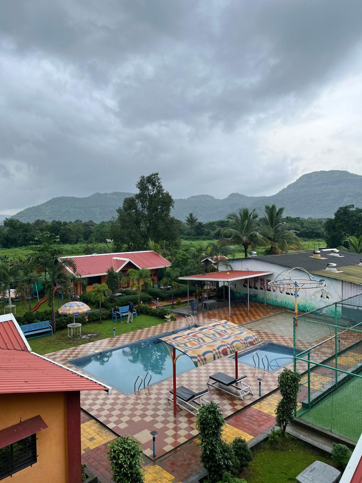 Karjat Ap Resort Luaran gambar